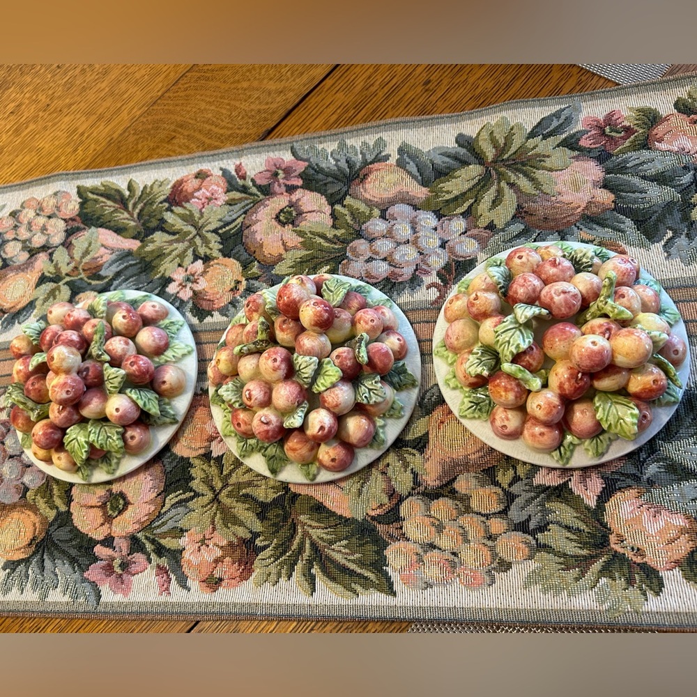 Vintage Ceramic berries with leaves bowl filler set of 3 Great Condition